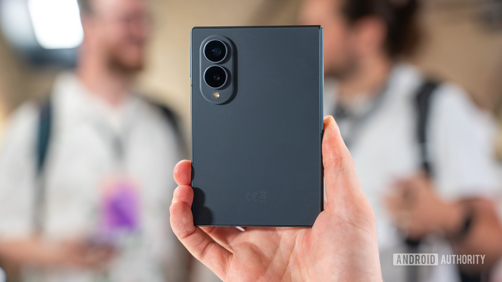 Galaxy Z Fold 8. graphite in hand