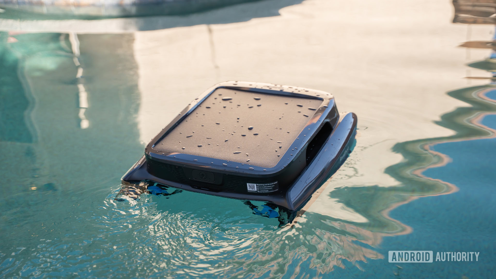 Beatbot iSkim cleaning pool surface