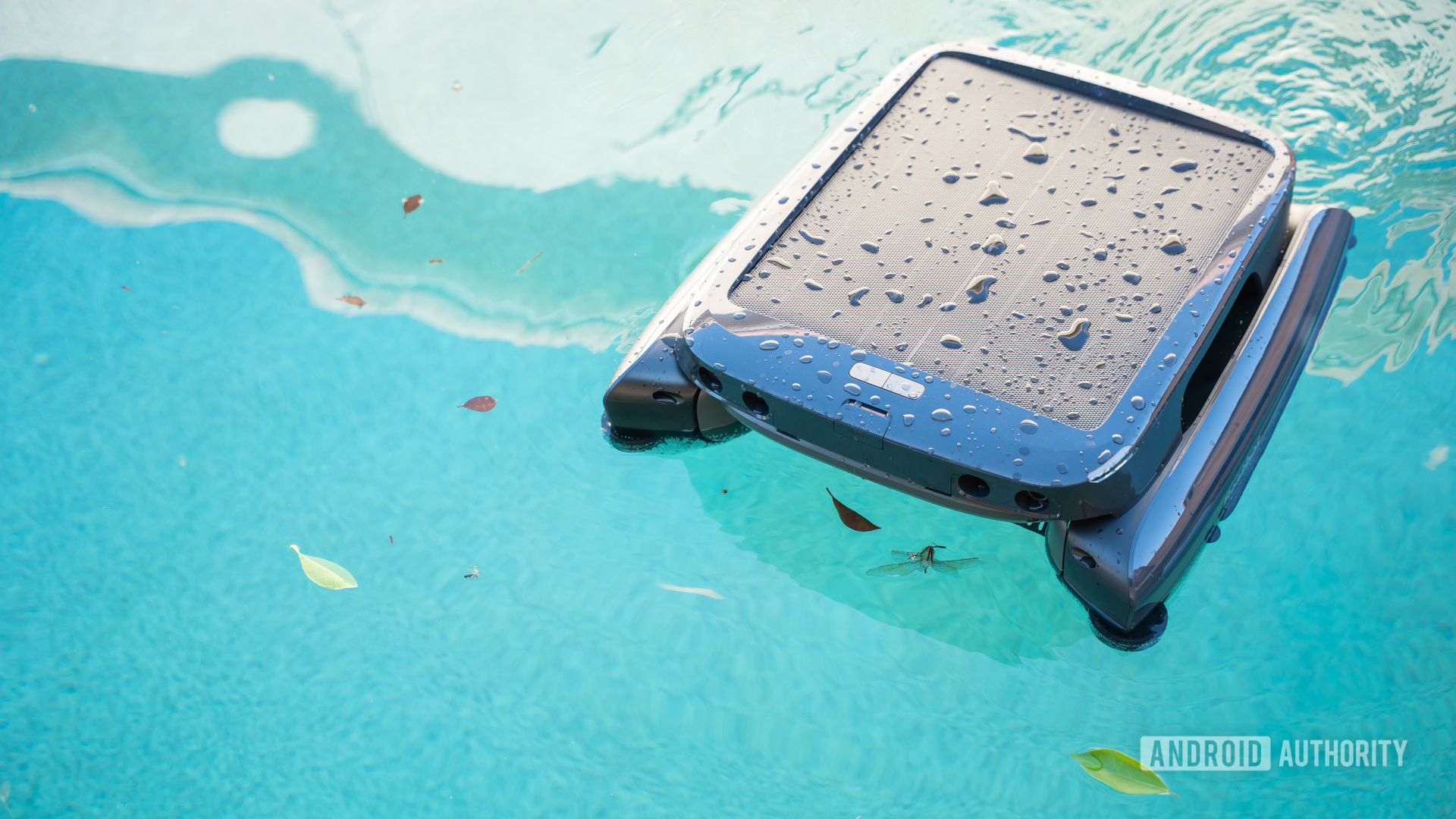 Beatbot iSkim cleaning pool surface