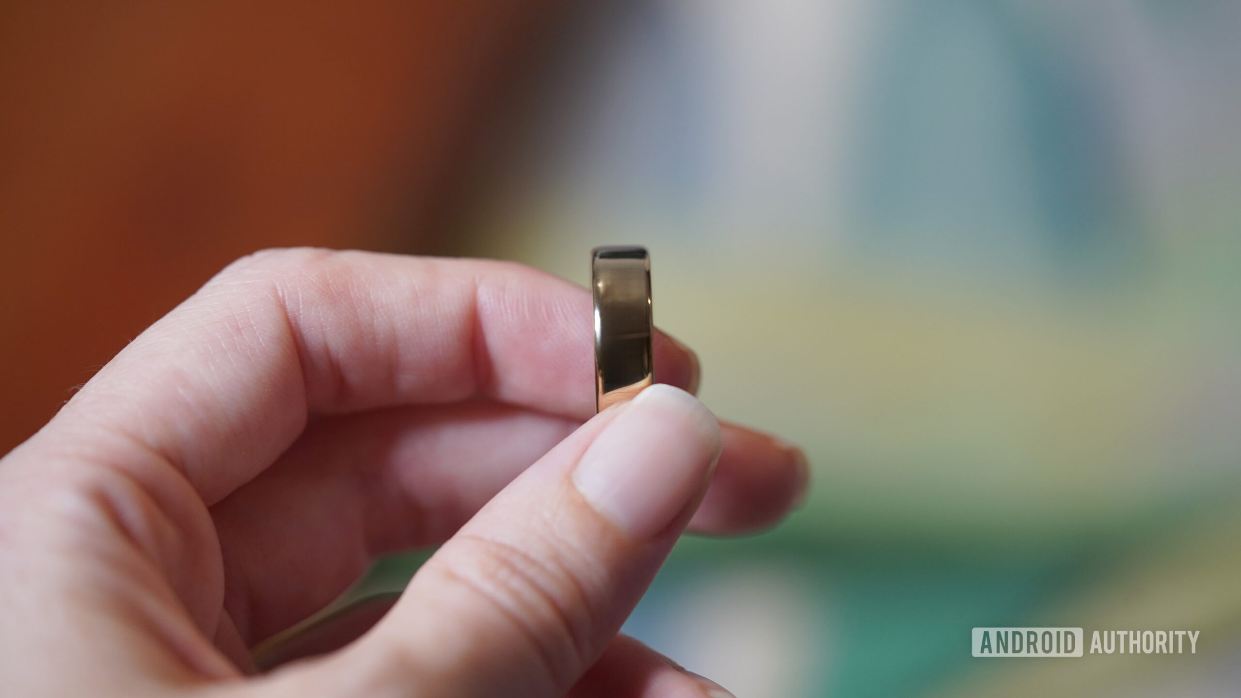 Oura Ring 5 in hand.